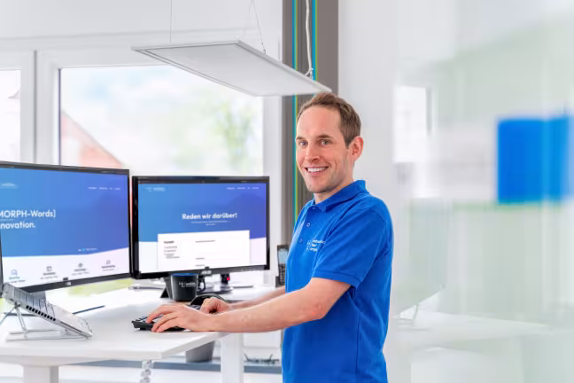 Softwareentwickler am Bildschirm