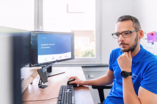 Webdesigner am Bildschirm