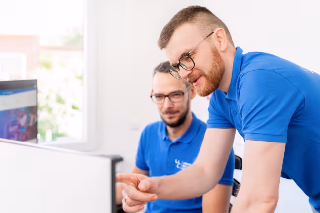 Entwickler am Bildschirm