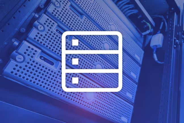 Server Symbol mit Foto eines echten Servers im Hintergrund