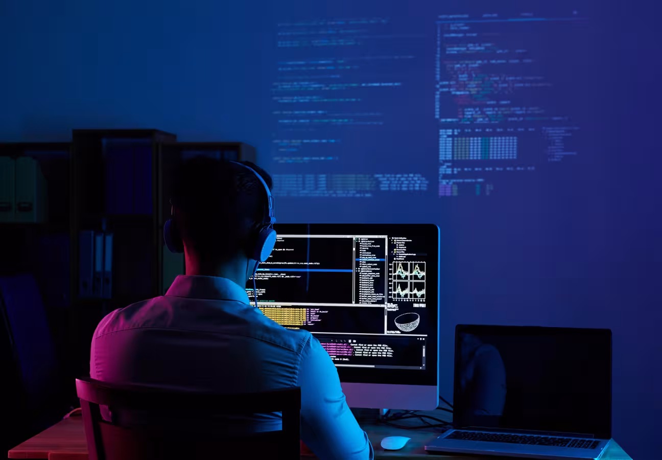 Software Entwickler vor seinem Monitor