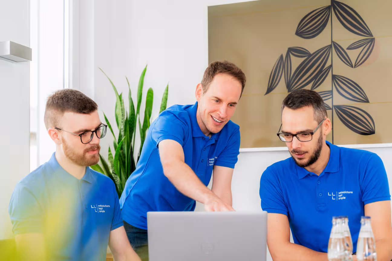 Das webks Team bei der Besprechung am Besprechungstisch mit Notebook